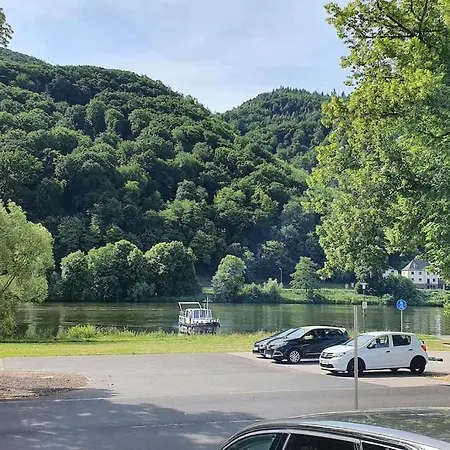 Schone Am Mosel-ufer Mit Burgblick